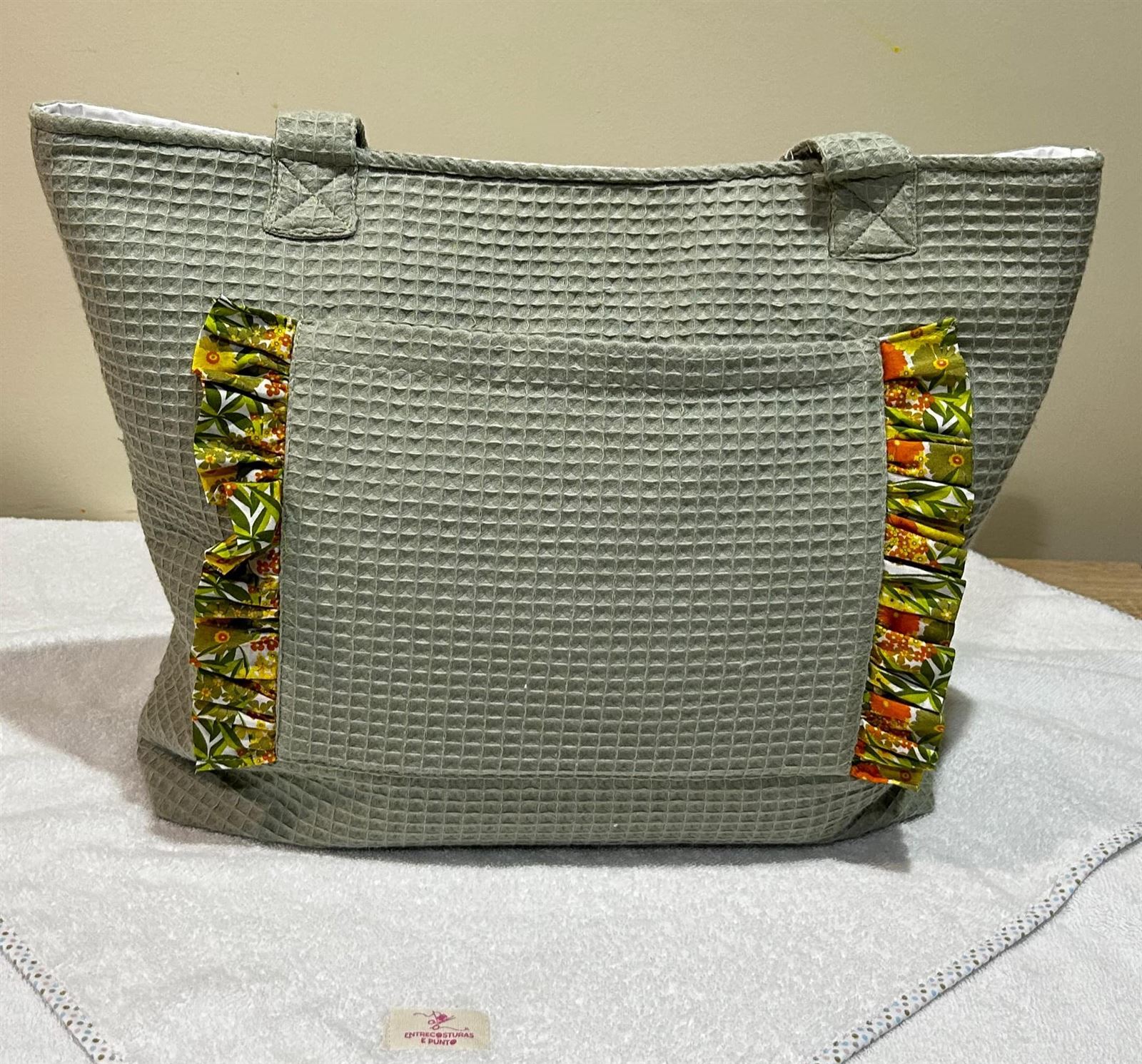 Bolsa Tote Bag Artesanal – Tejido Waffle Verde con Detalles Florales - Imagen 1