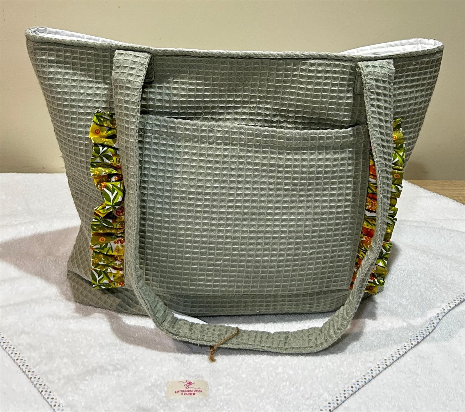 Bolsa Tote Bag Artesanal – Tejido Waffle Verde con Detalles Florales - Imagen 2