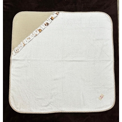 Capa de Baño para Bebé – Suavidad y Detalles Artesanales - Imagen 2
