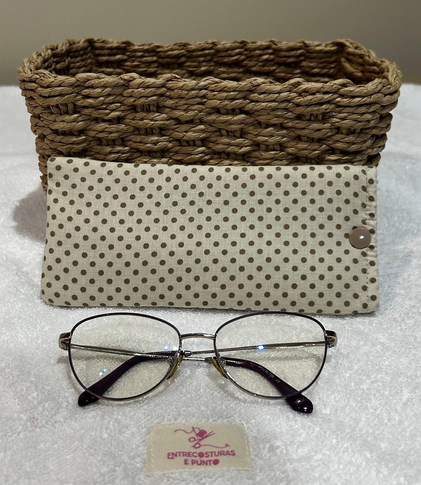 Funda de Gafas Artesanal – Topos Beige y Marrón - Imagen 1