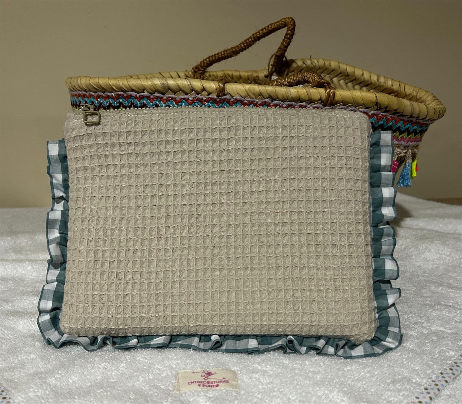 Neceser Artesanal – Tejido Waffle Beige con Volantes Vichy - Imagen 1