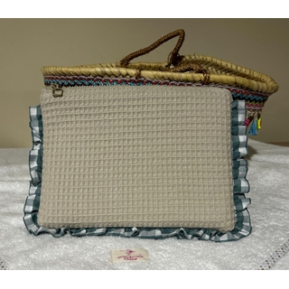 Neceser Artesanal – Tejido Waffle Beige con Volantes Vichy - Imagen 1