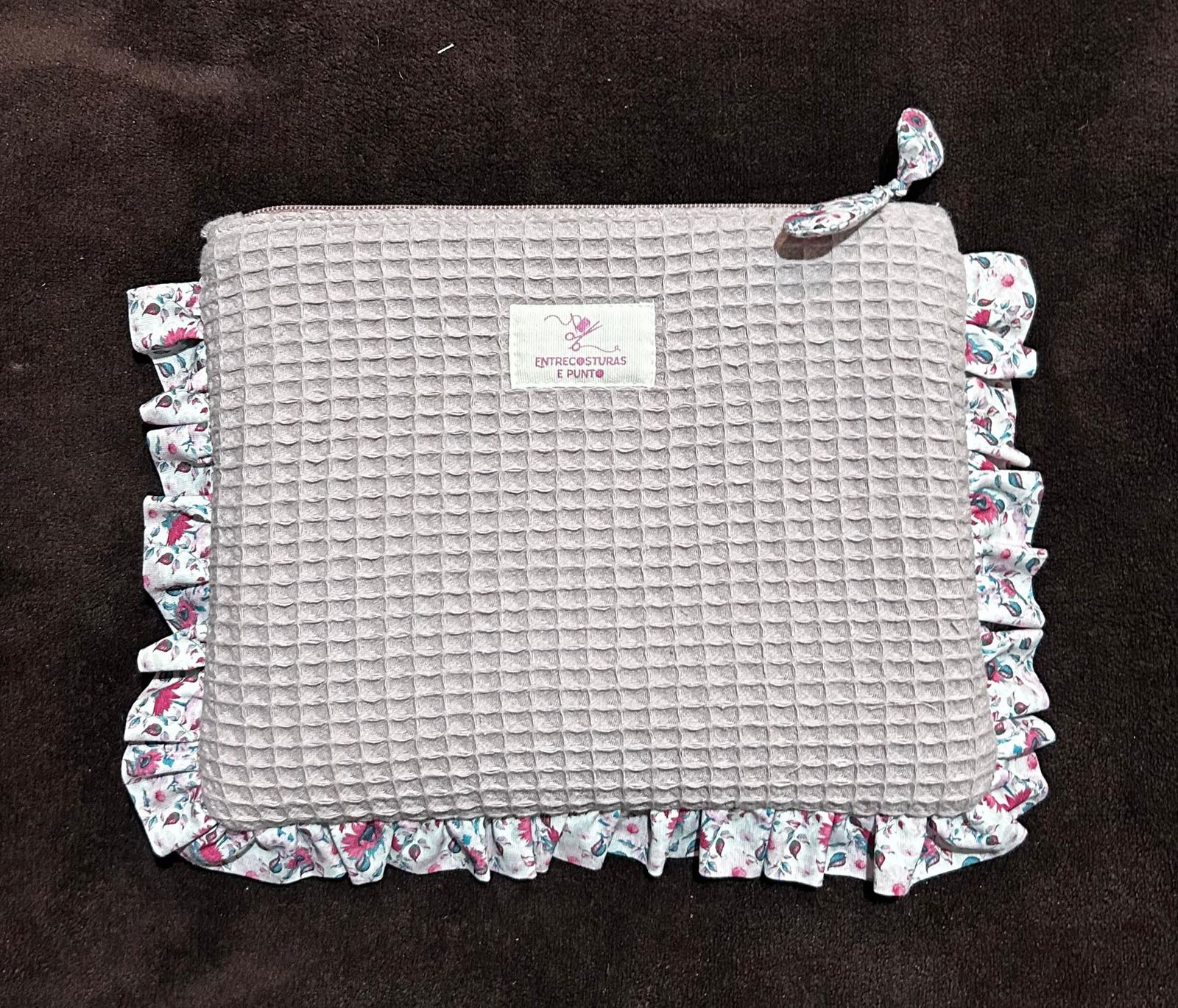 Neceser Artesanal – Tejido Waffle Malva con Volantes Florales - Imagen 1