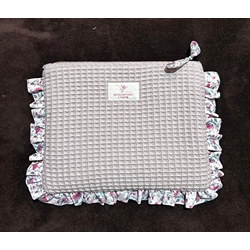 Neceser Artesanal – Tejido Waffle Malva con Volantes Florales - Imagen 1