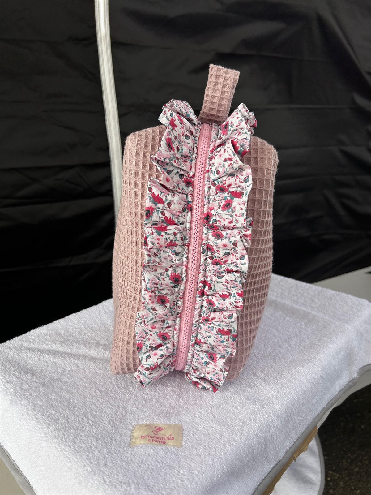 Neceser Rosa con Volante Floral – Hecho a Mano - Imagen 3