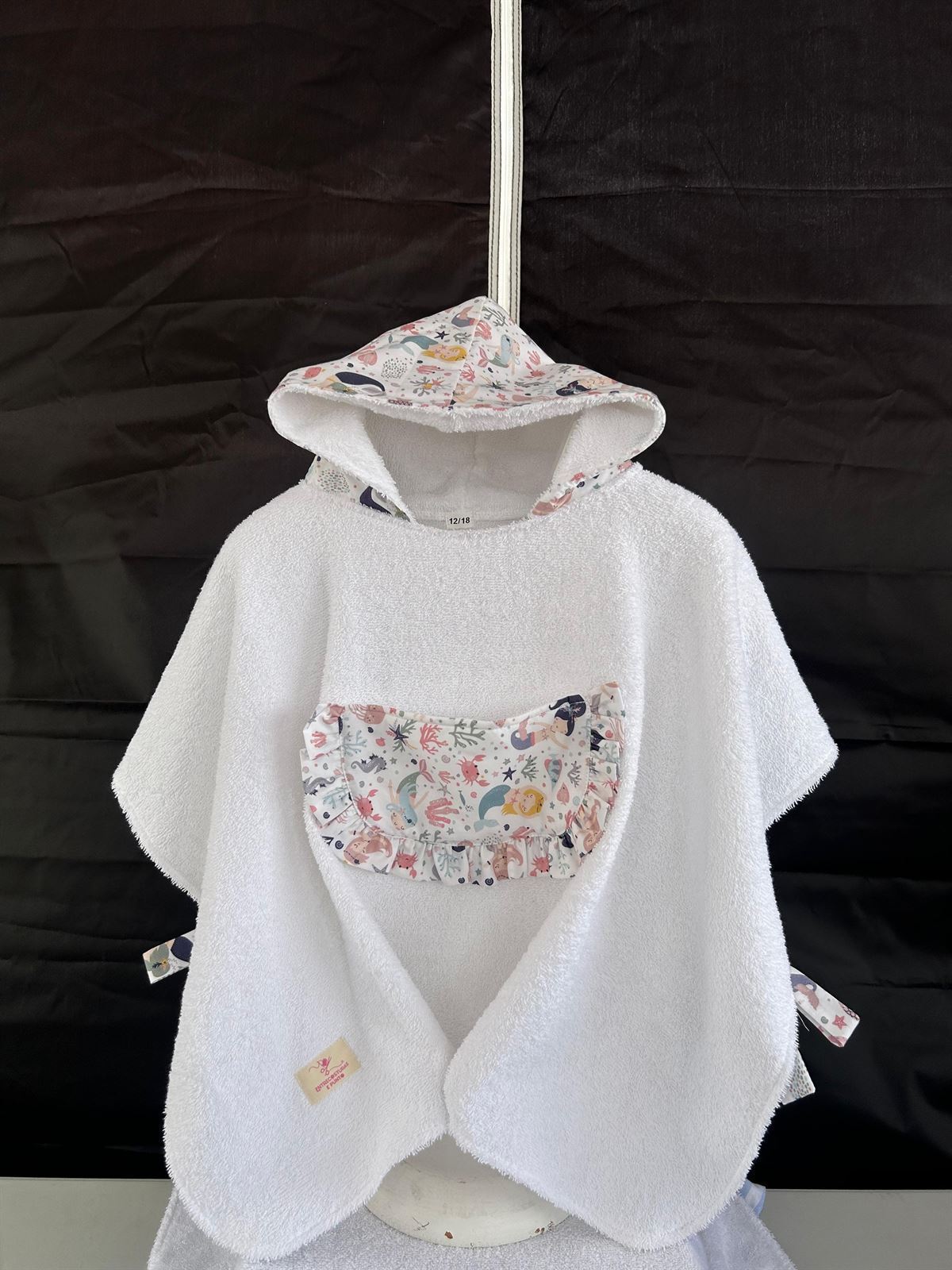 Poncho de Baño Infantil Artesanal – Suavidad y Diversión - Imagen 1